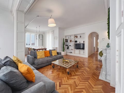 Apartment (4 Bedrooms) | Living area | TV