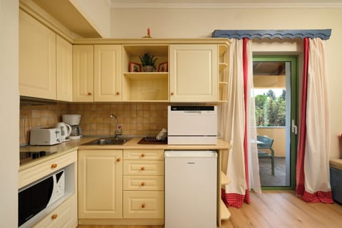 Suite | Private kitchen | Coffee/tea maker, electric kettle