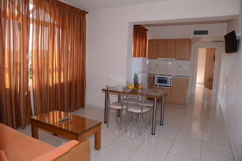 Full-size fridge, coffee/tea maker, electric kettle