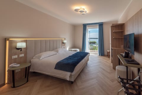 Deluxe Double or Twin Room, 1 King Bed, Lake View | Down comforters, minibar, in-room safe, desk