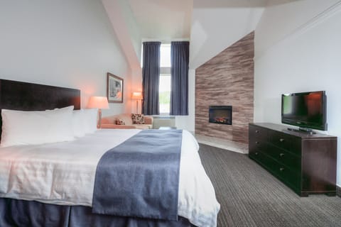 Studio (Mezzanine) | Premium bedding, pillowtop beds, desk, blackout drapes