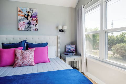 Jessica's place was fantastic! Great location and an easy walk to Broadway. The check in process was so smooth and communication was great throughout the stay.  The bathroom closet was stocked with toiletries. The space was clean and beautiful.
