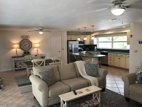 Bright and sunny living area 
