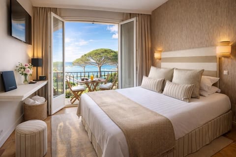 Comfort Double Room | Minibar, in-room safe, desk, blackout drapes
