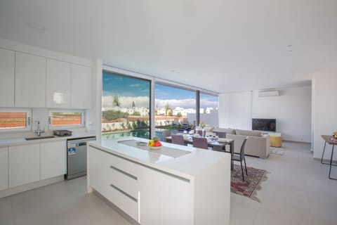 Kitchen with breakfast bar