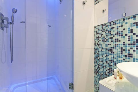 Deluxe Room | Bathroom | Hair dryer, towels