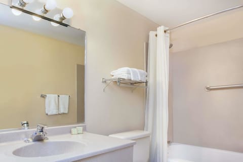 Combined shower/tub, hair dryer, towels