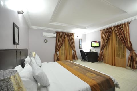 Executive Room | Desk, free WiFi, bed sheets