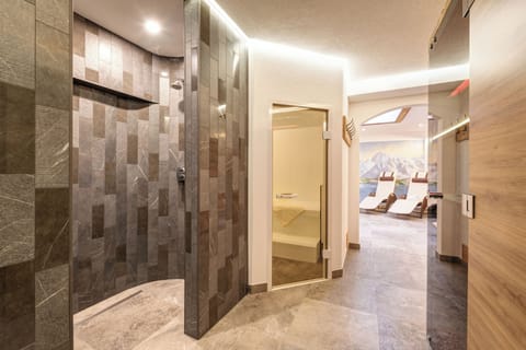Sauna, steam room
