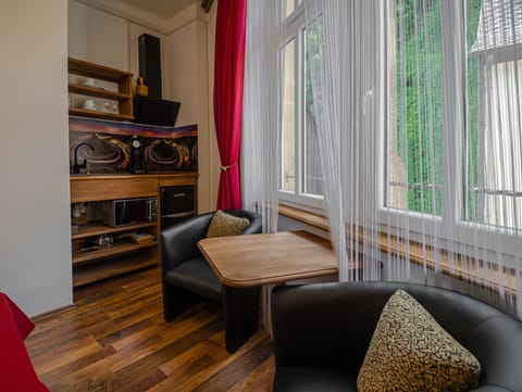 Studio (Haus Landsknecht - Budget Apartments) | In-room dining