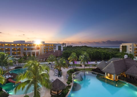 5 outdoor pools, pool umbrellas, sun loungers