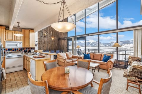 Breakfast and Round Table - Breakfast and Round Table