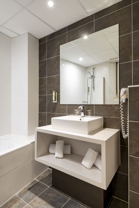 Superior Suite, Balcony | Bathroom | Eco-friendly toiletries, hair dryer, bidet, towels