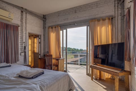 Panoramic Single Room | Hypo-allergenic bedding, in-room safe, individually decorated, desk