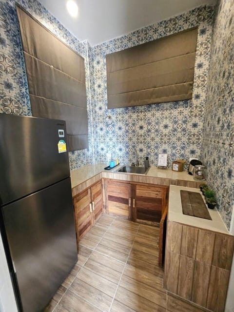Junior Studio | Private kitchen | Full-size fridge, electric kettle, paper towels