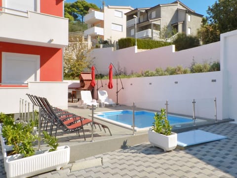 6 bedrooms, iron/ironing board, free WiFi