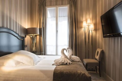 Family Room | In-room safe, desk, blackout drapes, soundproofing