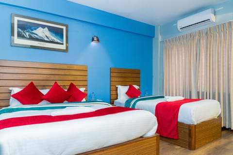 Family Triple Room | In-room safe, desk, soundproofing, iron/ironing board