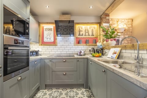 Cog Cottage, Great Walsingham: Well-equipped and stylish kitchen