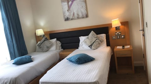 Standard Twin Room, Sea View | Desk, iron/ironing board, bed sheets