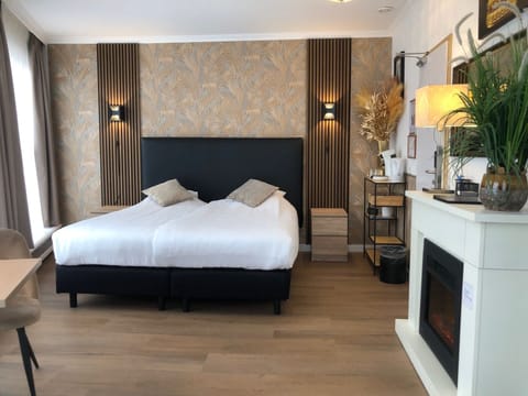 Suite | In-room safe, desk, blackout drapes, iron/ironing board