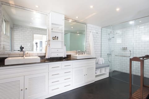 Luxury Villa | Bathroom | Shower, free toiletries, hair dryer, bathrobes