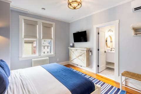 Room 8 | Individually decorated, individually furnished, iron/ironing board