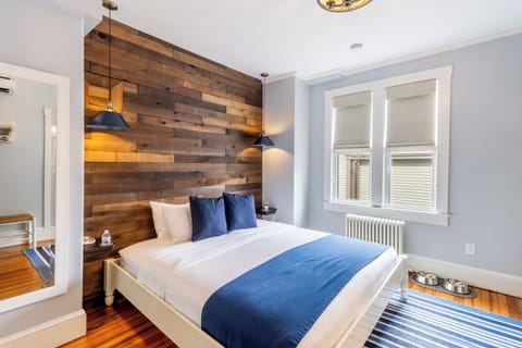 Room 8 | Individually decorated, individually furnished, iron/ironing board