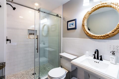 Room 9 | Bathroom | Shower, free toiletries, hair dryer, towels