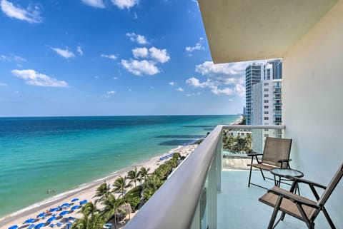 Hollywood Vacation Rental | 2BR | 2BA | 1,200 Sq Ft | Steps to Enter