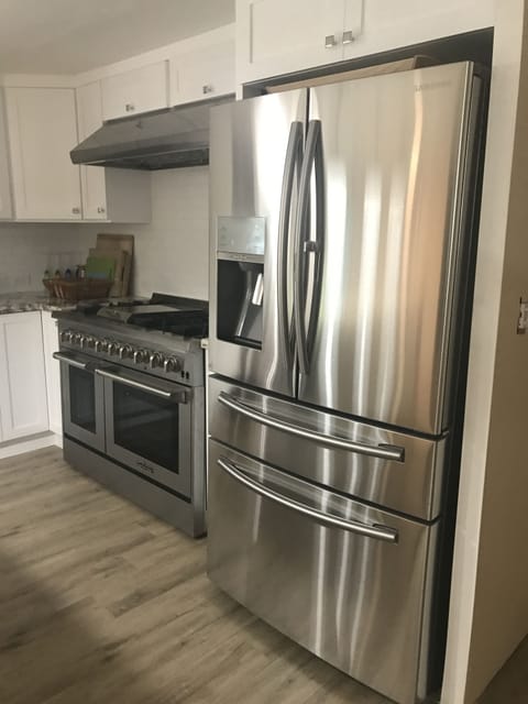 Chef's Kitchen w/Large Refrigerator, 6-burner stove, double ovens & dishwasher