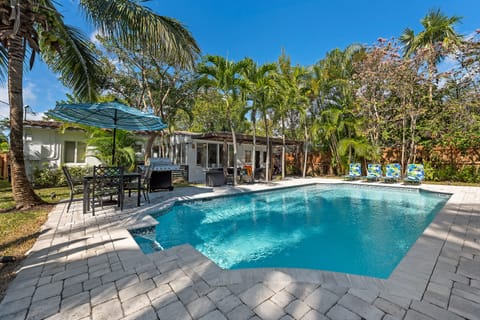 Oversized SALTWATER pool-laps, anyone?!!!