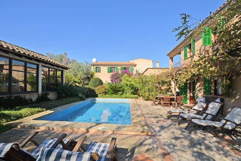 Can Casta, a charming house in the center of Petra, Mallorca, with a pool and spacious areas to relax.