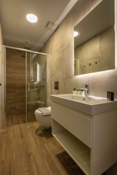 Deluxe Room, Sea View | Bathroom | Shower, free toiletries, hair dryer, slippers