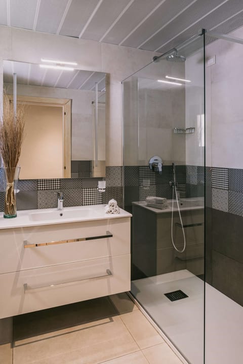 Shower, free toiletries, hair dryer, bidet