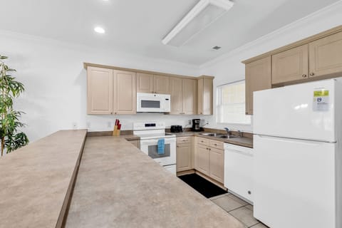 Villa, 2 Bedrooms | Private kitchen | Fridge, microwave, oven, stovetop