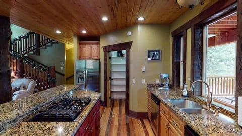 This kitchen is perfect for that home cooked meal.