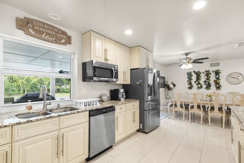 Fully equipped gourmet kitchen