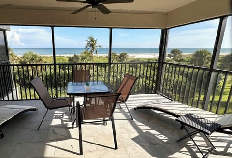Sweeping ocean views from comfortable lanai for dining & lounging