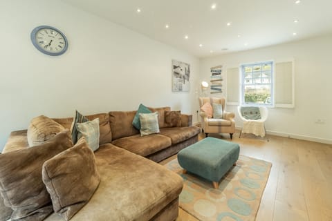 Spring Tide, Porthtowan. Ground floor: Sitting room with television and patio doors to terrace