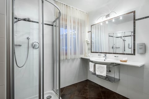 Shower, rainfall showerhead, free toiletries, hair dryer