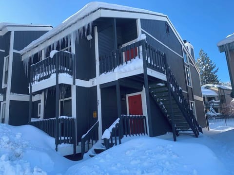 Beautiful Condo next to Lake
