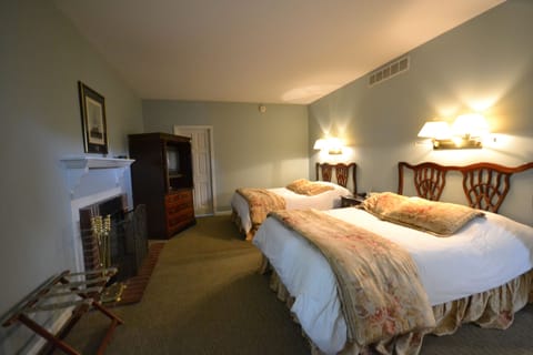 Standard Apt, 2 Queen Beds w Sofa bed,Fireplace,Jetted Tub(No staircase, steps-no wheelchair access) | 1 bedroom, individually decorated, individually furnished, desk