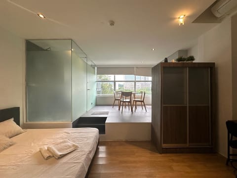 Family Studio Suite | Desk, laptop workspace, iron/ironing board, WiFi (free)