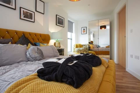 Luxury Apartment | 2 bedrooms, premium bedding, Tempur-Pedic beds, individually decorated