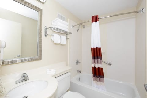 Combined shower/tub, free toiletries, hair dryer, towels