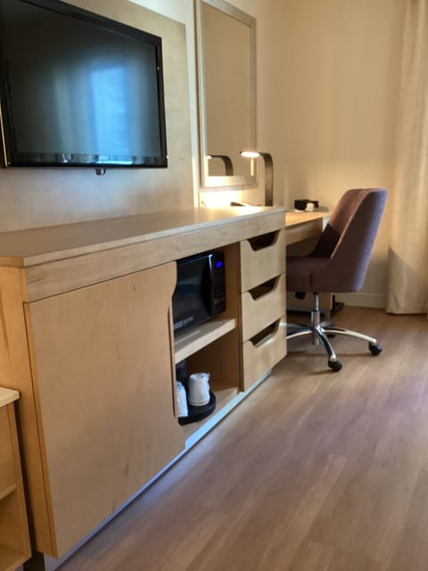 Hypo-allergenic bedding, in-room safe, desk, blackout drapes