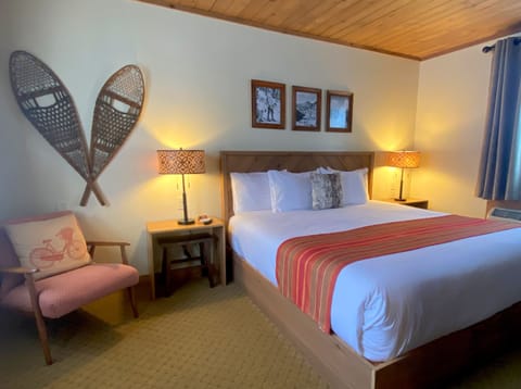 Renovated King | Desk, free WiFi, bed sheets