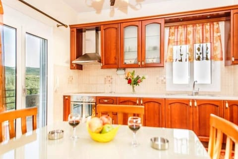 Basic Apartment, 1 Bedroom | Private kitchen | Fridge, oven, stovetop, coffee/tea maker