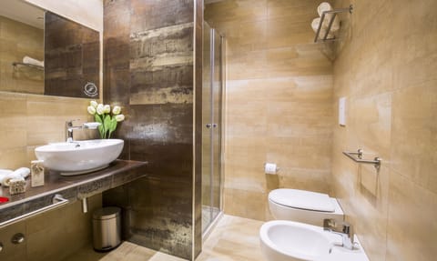 Shower, rainfall showerhead, free toiletries, hair dryer